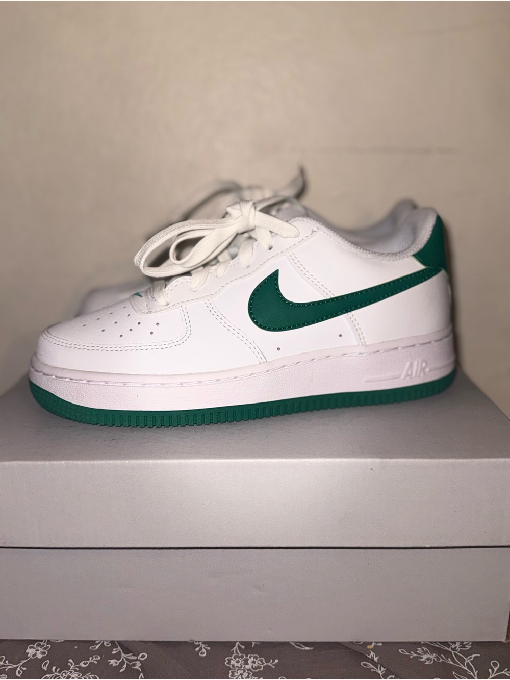 Nike White Low-Top Sneakers with Green Swoosh 07